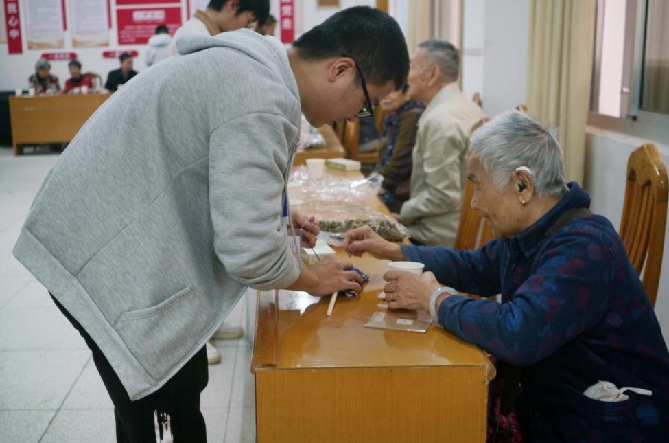 华体育会官方入口：情系重阳 暖心关怀